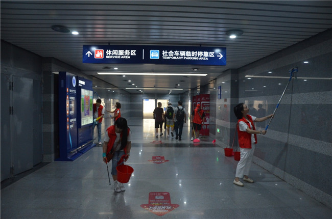 城投集團(tuán)開展“創(chuàng)衛(wèi)迎暗訪、全城大掃除”主題志愿活動
