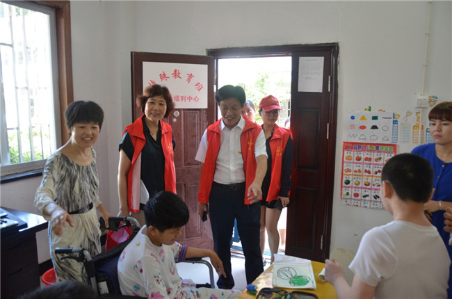 城投集團(tuán)開展“傳承紅色基因，敬老愛幼先行” 現(xiàn)場獻(xiàn)愛心活動(dòng)