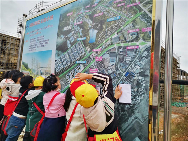 “千人市民觀察團”走進城投集團龍山湖公園、陶瓷產(chǎn)業(yè)加速基地等項目