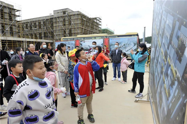 “千人市民觀察團”走進城投集團龍山湖公園、陶瓷產(chǎn)業(yè)加速基地等項目