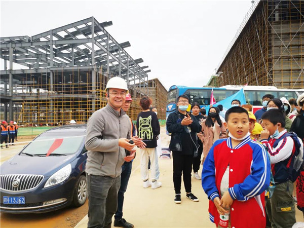 “千人市民觀察團”走進城投集團龍山湖公園、陶瓷產(chǎn)業(yè)加速基地等項目